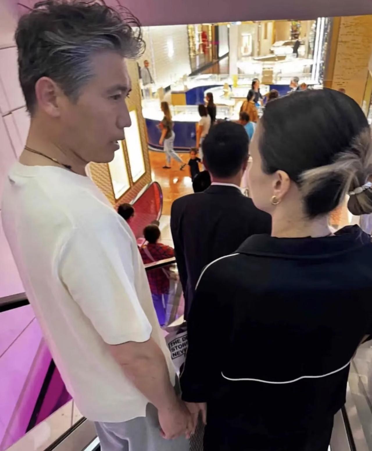 近日，有网友在国外偶遇李乃文，他陪老婆杨婷逛街的画面。李乃文与杨婷是校友，两