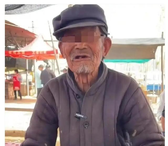 泰山装的刀片刺网太坑了，游客容易被划伤，掉下去还会被二次割伤。运维人员天天在刀片