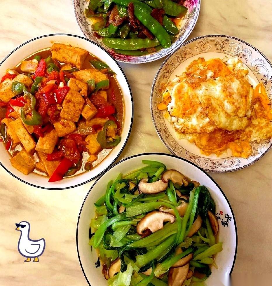 6万块，拿钱走人。或者，工资从7000降到4000，留下。我闺蜜，选了后者。