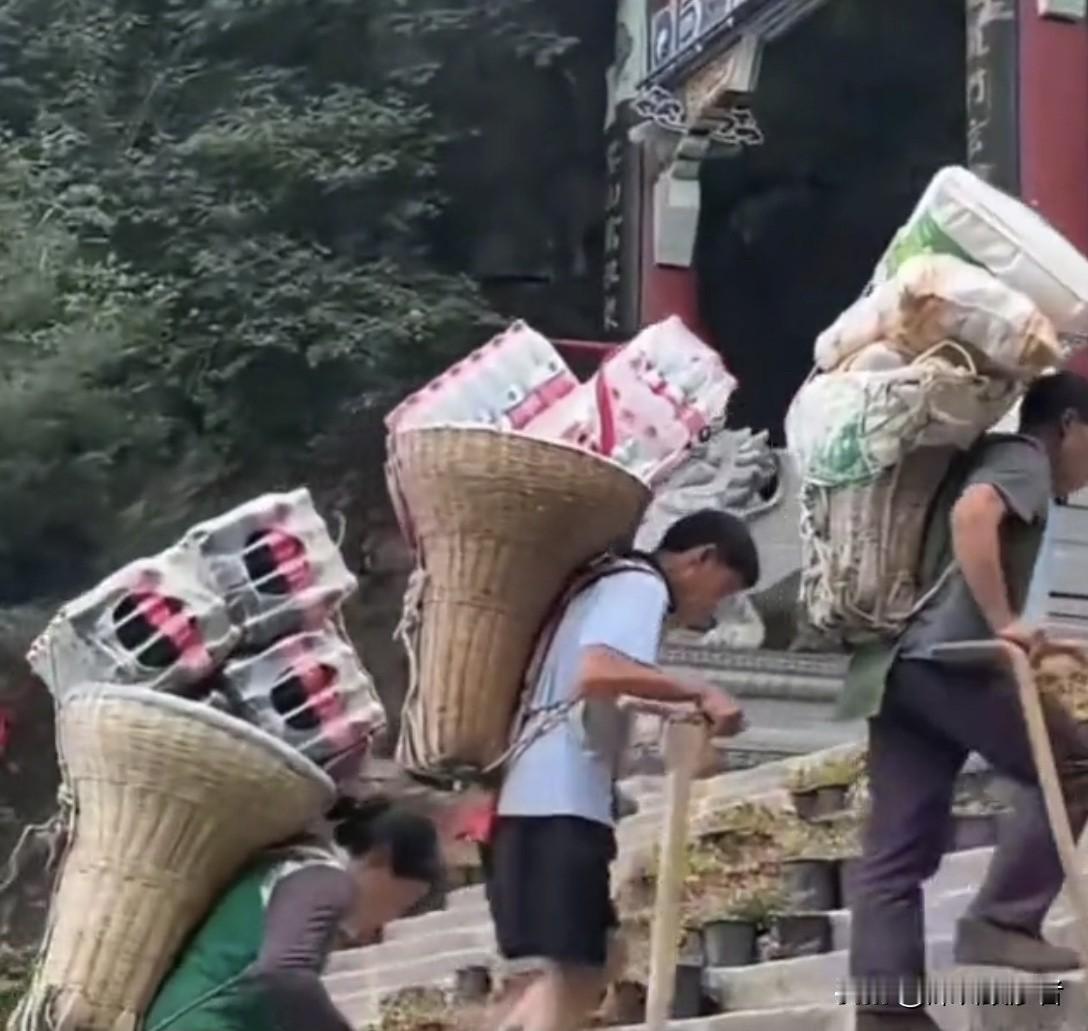 洛阳老君山保留挑山工存在两个致命的缺陷，是延续不了多久的，这个职业如同重庆山城棒
