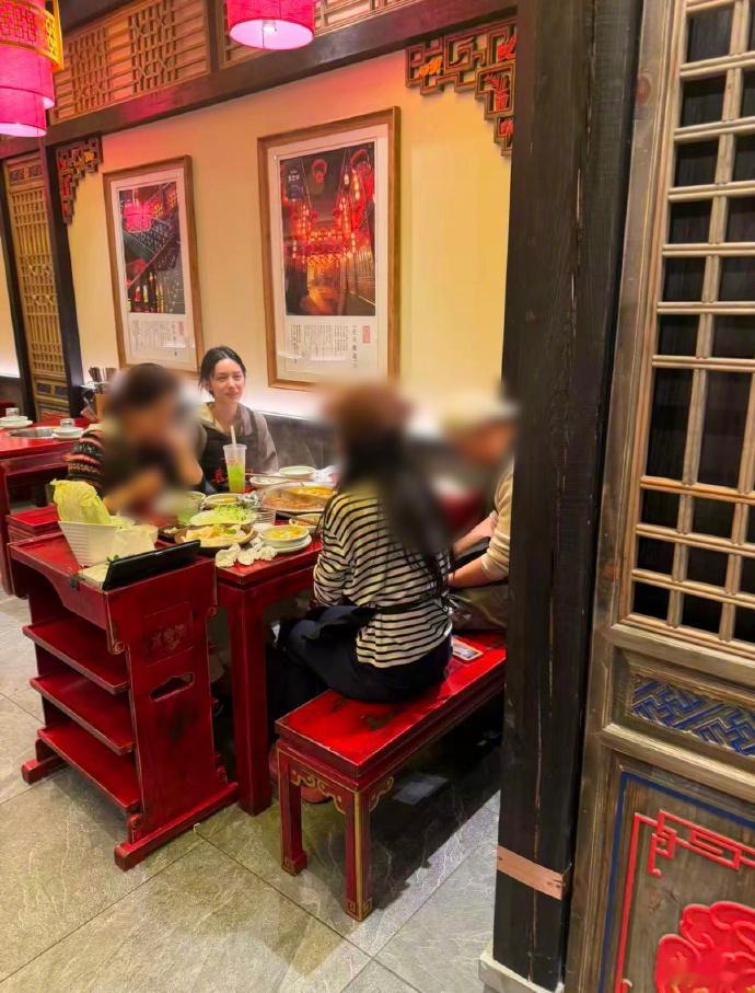 网友在塞尔维亚偶遇周也吃火锅网友在塞尔维亚偶遇周也吃火锅，也真的全球到处旅游。