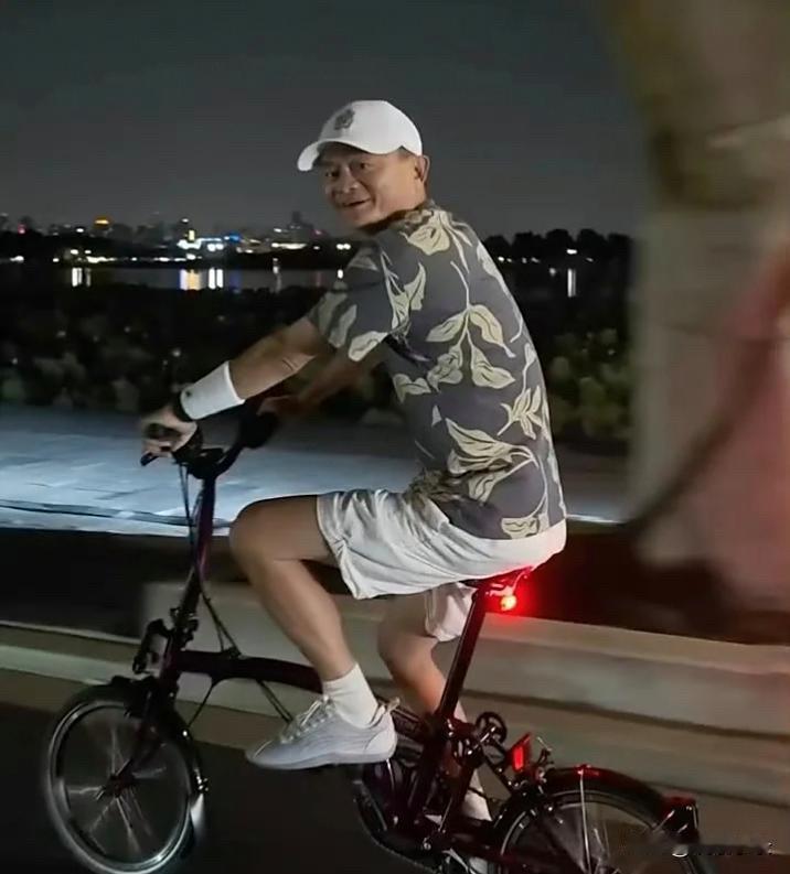 马云在杭州西湖夜骑被偶遇，穿着一身名牌货，骑的单车价值不菲，总裁出来运动也是高级