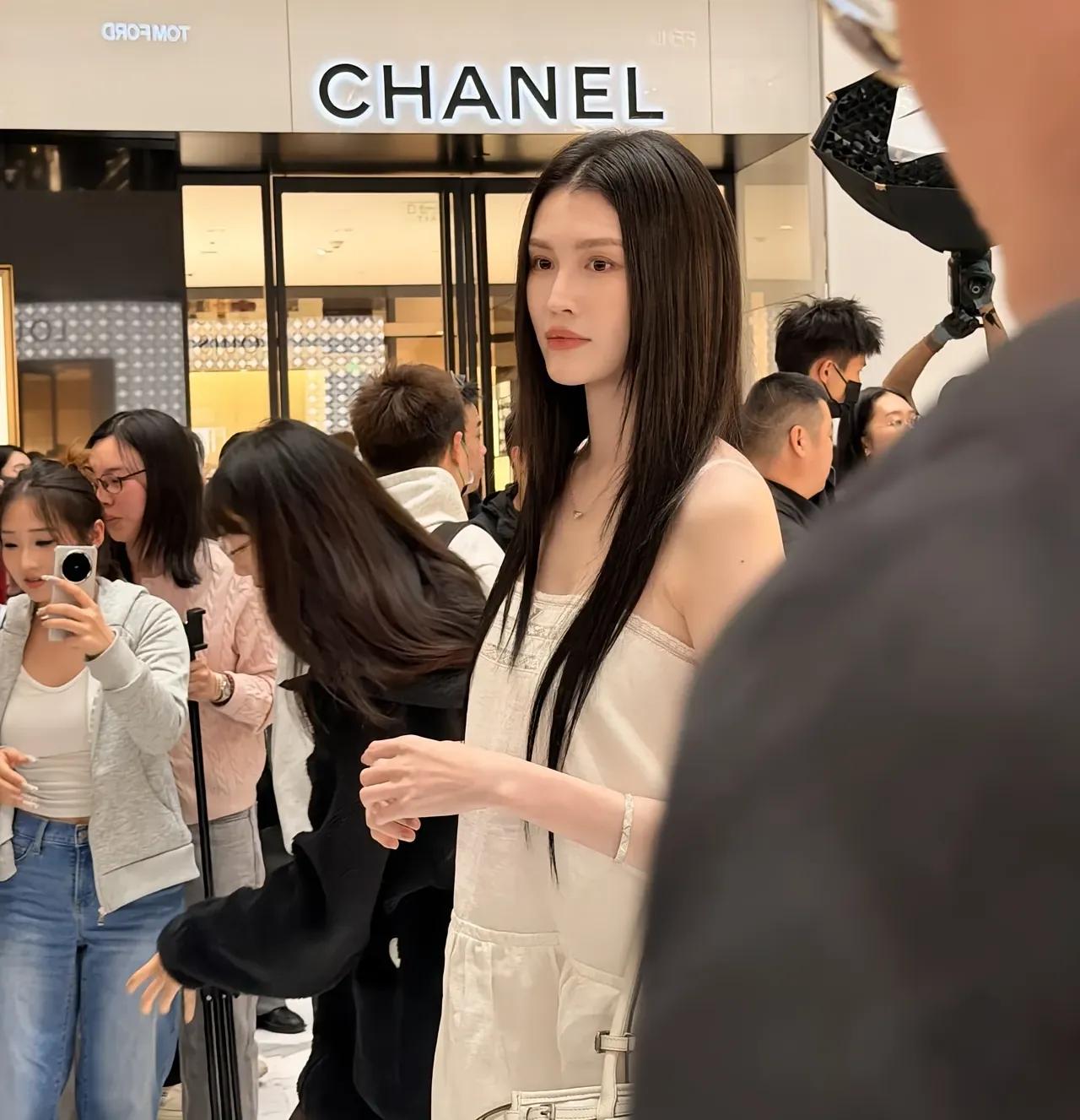 何穗这婚后状态真是越来越好，看着比婚前还要漂亮。近日出席活动的何穗，皮肤白里透