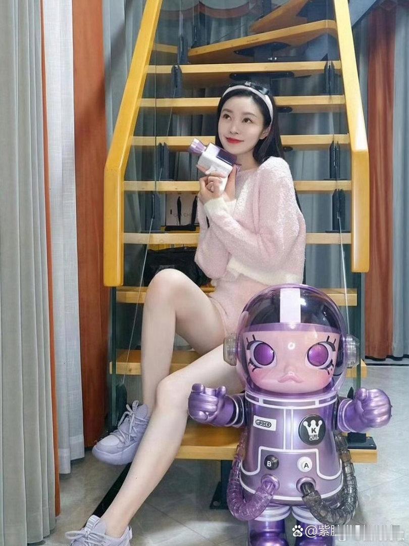 宋轶长腿优势尽显，白皙纤细，身材比例优越，氛围感直接拉满。