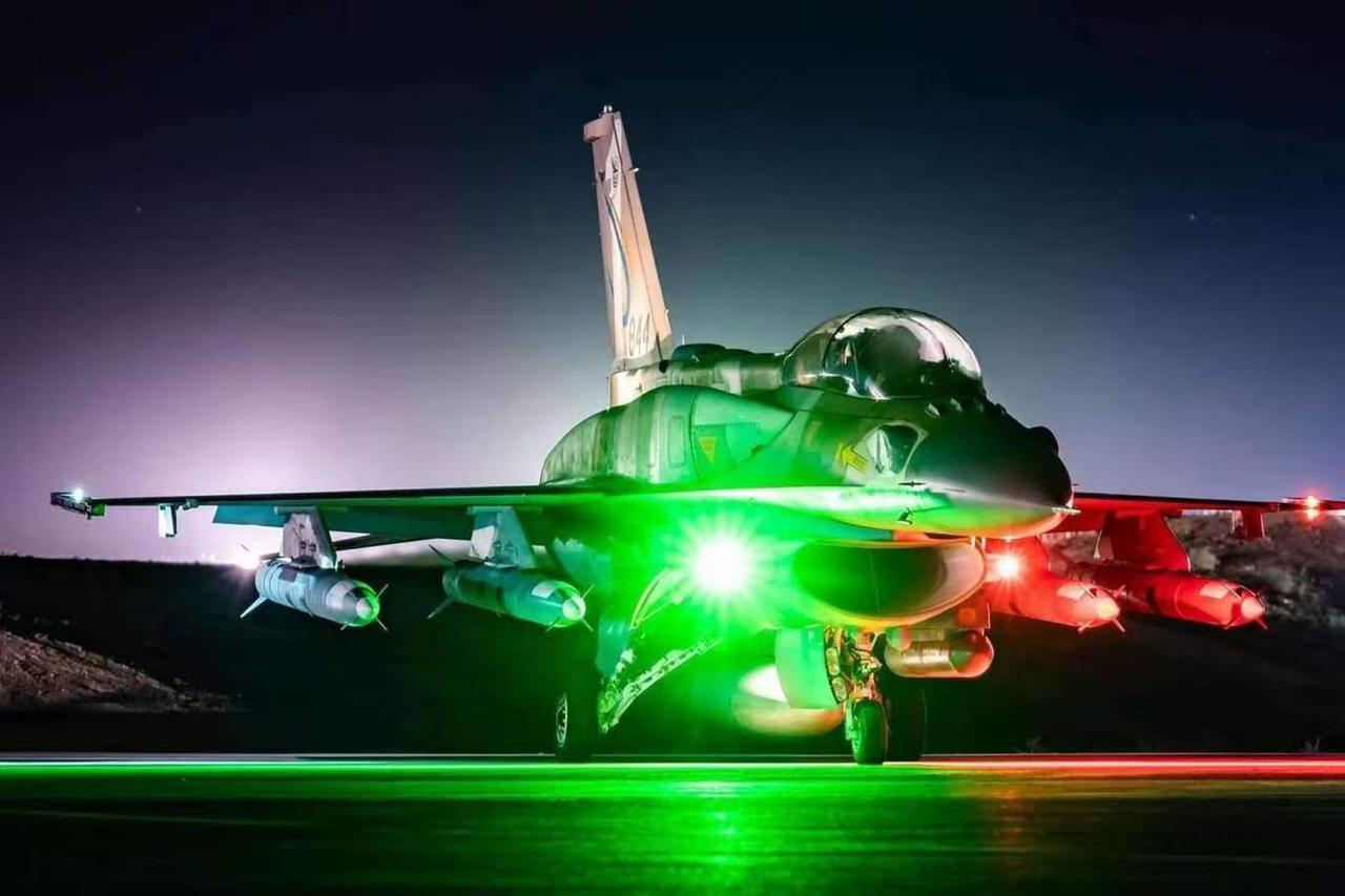 以色列空军直接公开了，以军F-16战机空袭伊朗，根本就没有携带空空导弹。就是疯狂