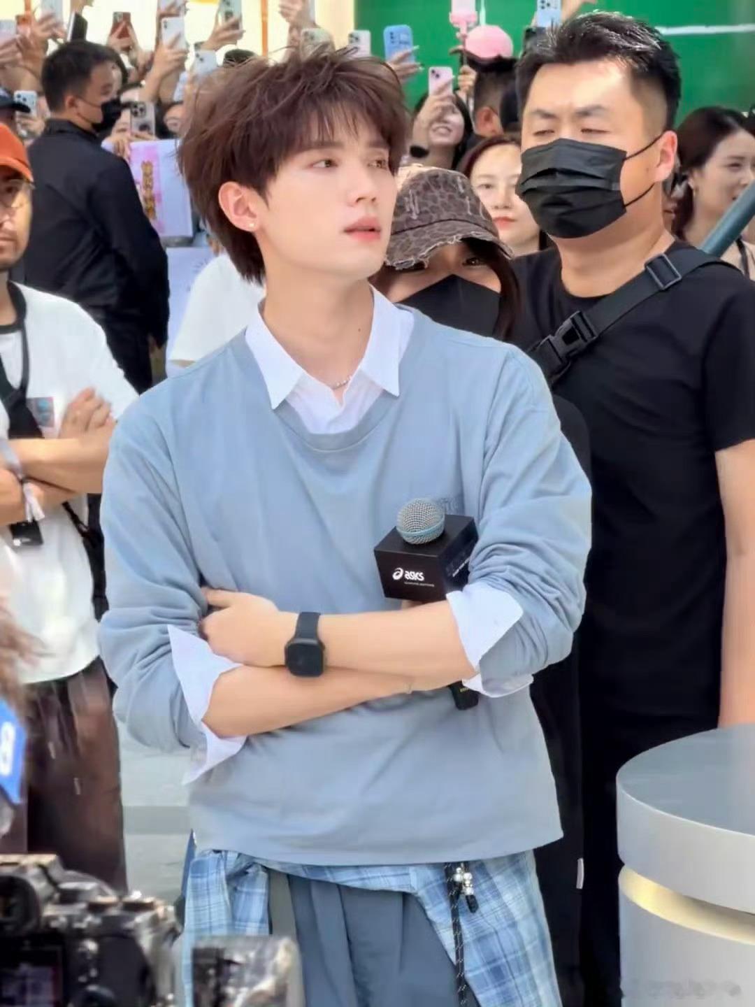 周翊然说了不染两周后周翊然今日份高温下的成都活动，浅蓝叠穿白衬衫软乎乎的，少年清