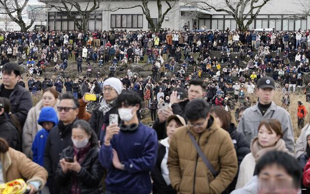 共同社称就日本众院选举实施的两天全国电话舆论调查结果显示，自民党在所有年龄层获得