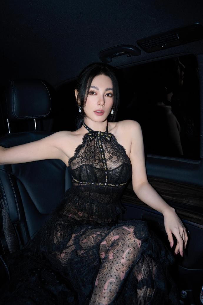 张雨绮✖️🤩镂空透视蛋糕裙优雅贵气肆意自然漫步走火力全开💃🏻