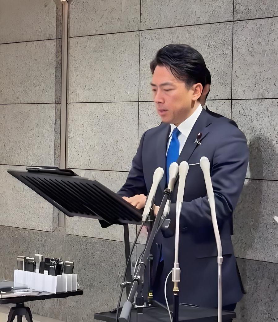 中国战机锁定日本战机这事日本确实吓得不轻，据说事后小泉进次郎在发言时声音都颤抖了