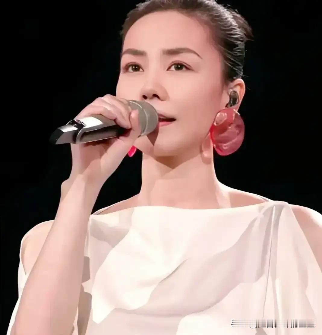 王菲变了？今年的舞台为何让人失望王菲这次登台，和去年简直判若两人。去年的她气