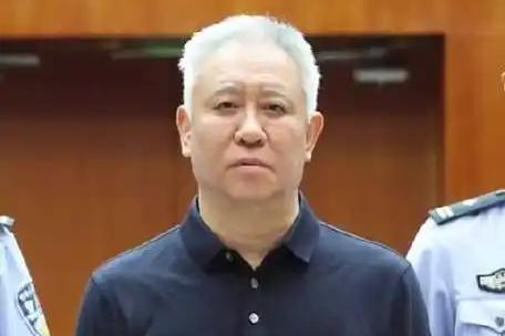 要钱不要命！许家印曾经有退路，像王健林一样壮士断腕、卖资产保命，偏居一隅做个