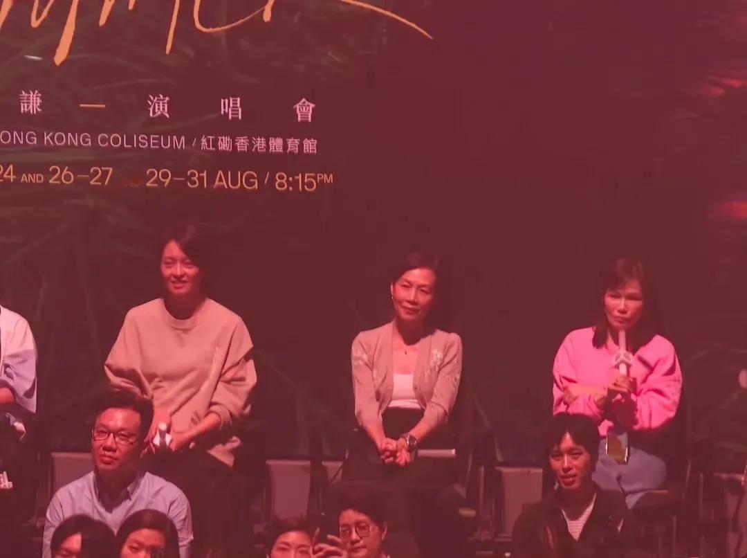 天后变观众！56岁彭羚素颜看演唱会，网友惊呼：认不出！谁还能认出这位穿着朴素、