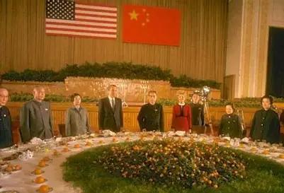 ·为什么美国在冷战时期选择了中国而不是印度？这事儿说白了，其实就是一场精打细算的