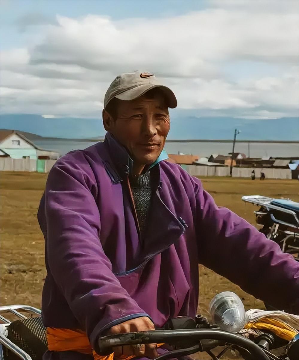 一位蒙古国的网友表示：看看现在强大的中国，我至今也没有想明白，我们为什么要独立出