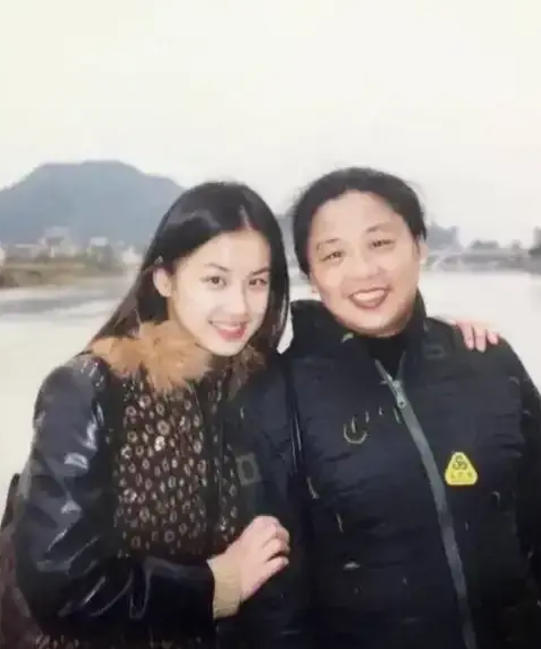 黄圣依妈妈说，给女儿填报高考志愿的那个晚上，我和她爸爸在书房争执不下，甚至摔碎了