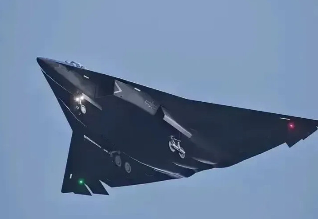 NGAD六代机渲染图出来，这是妥妥的摸着兔子尾巴过河啊！这也太不遮掩了，活脱脱