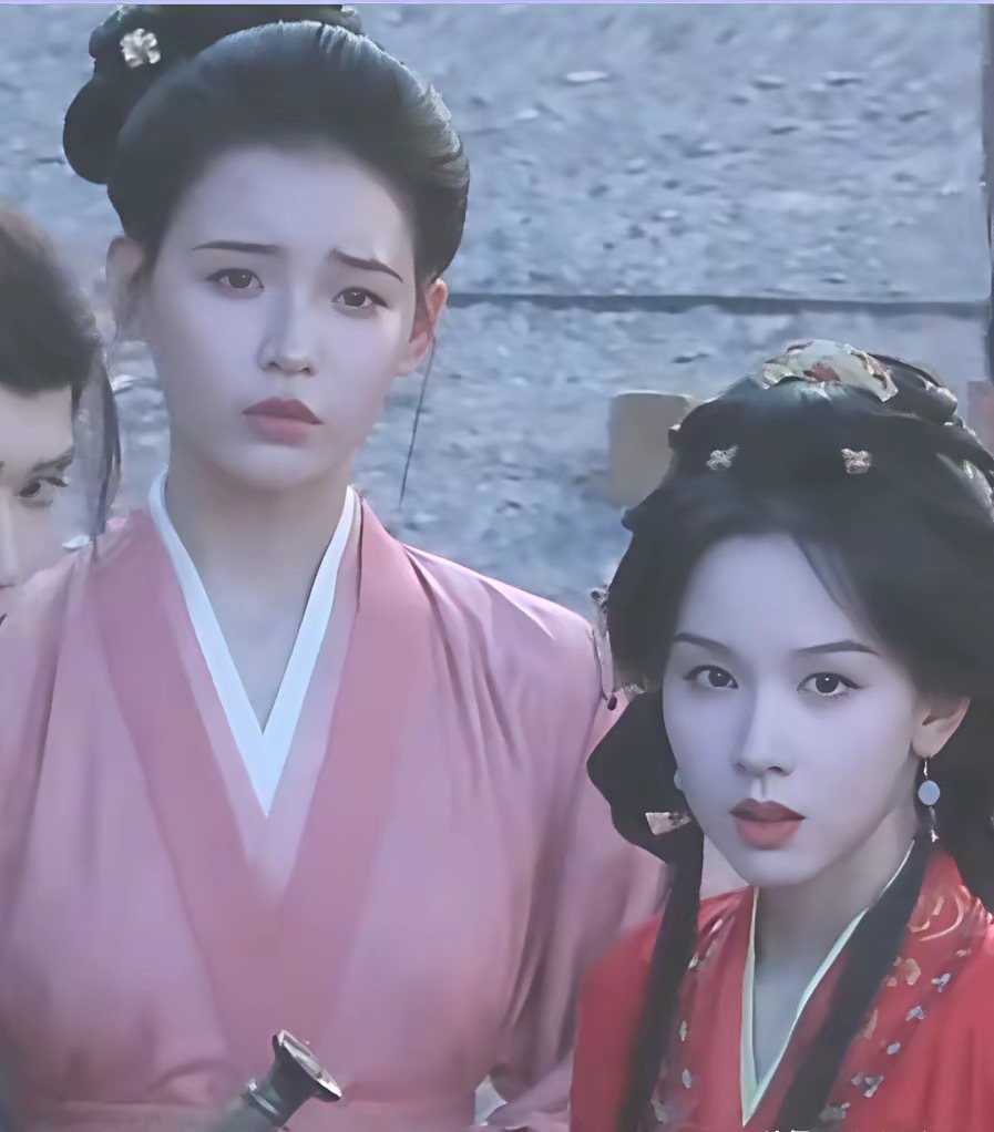 陈都灵背后这个扮演丫鬟角色的演员好惊艳呀，有谁知道她的名字吗？​​​