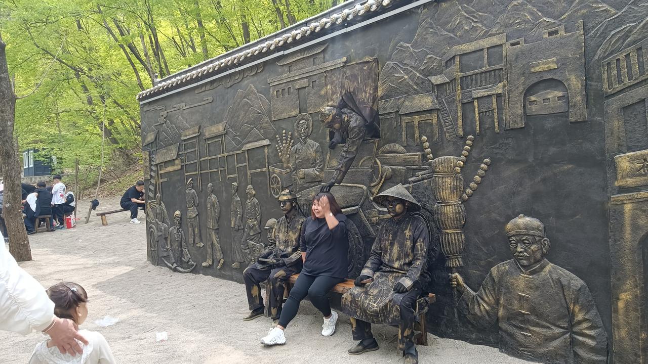 我有时很惶恐，因为我是物理老师，我知道太阳以220千米每秒带领着八大行星在宇宙中