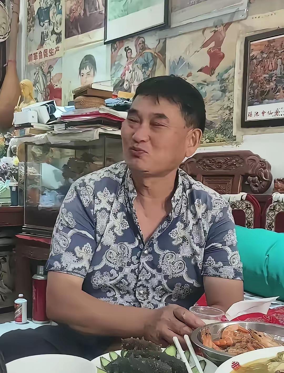 大衣哥喝酒还把茅台的瓶子藏到桌子后面，哈哈，果然是粗中有细。不过即使藏好了酒瓶，