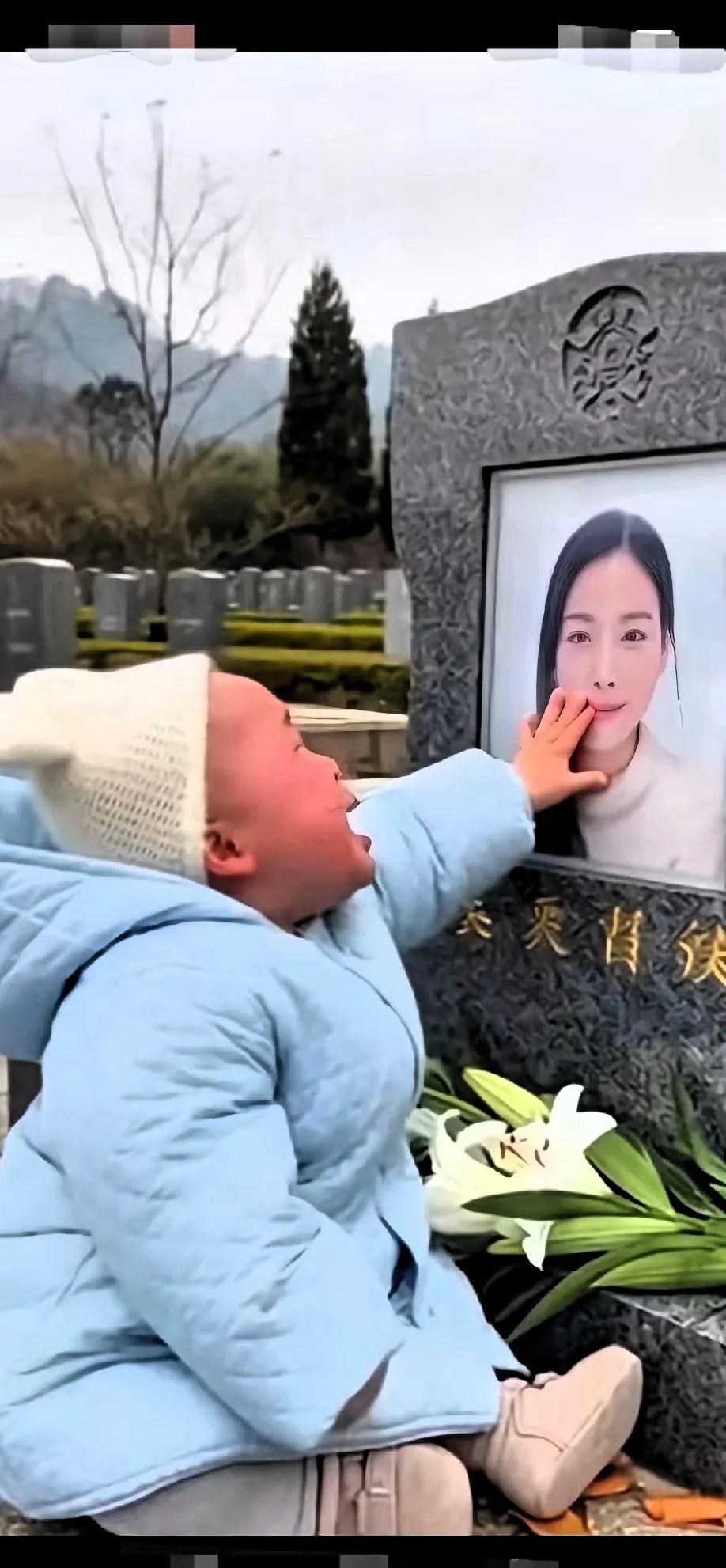 泪目！离世八个月的妻子托梦想看娃，丈夫带着宝宝到坟前，孩子竟一眼认出妈妈，