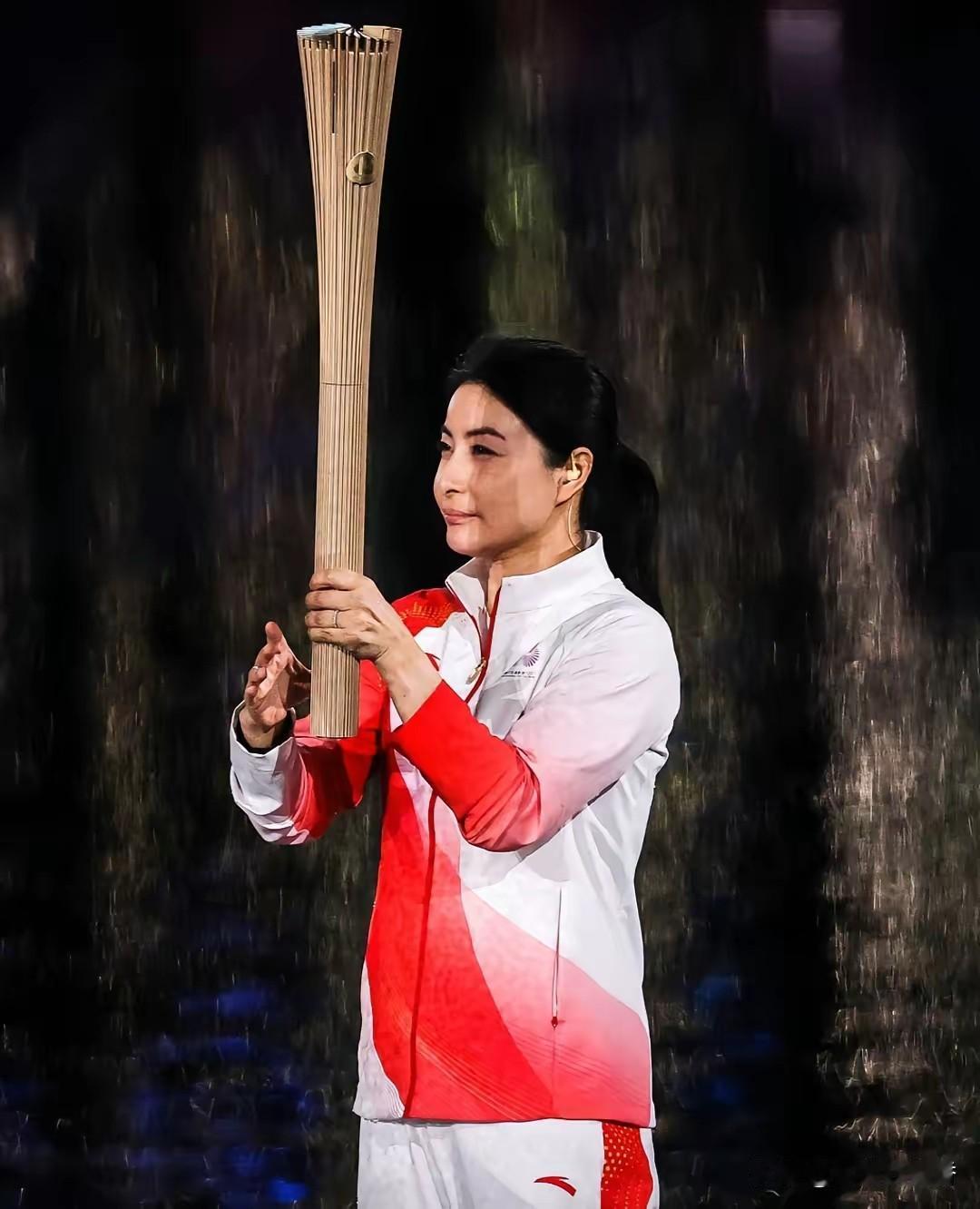 霍启刚前两天说了一句话，让很多男的都愣住了。他说可以娶长得一般或者没钱的，但千万