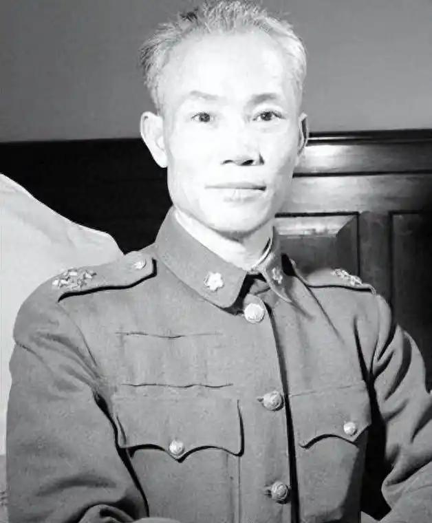 被嘲"小鬼"、假冒学历进军校，这个矮个子凭什么成了蒋介石的二号人物？报考保定