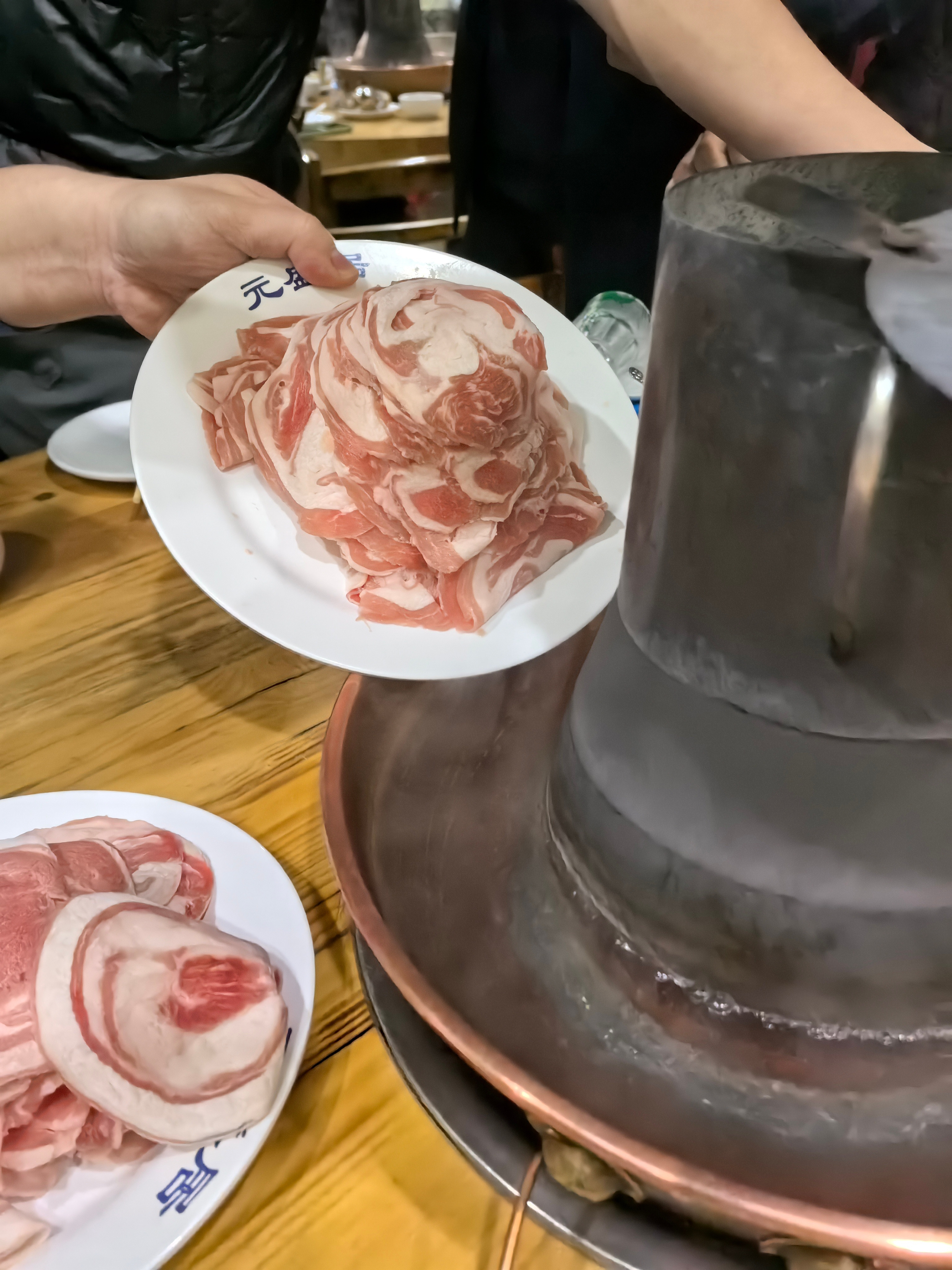 火锅店清汤锅底长春元盛居火锅绝对的清水！话题里清汤都是鸡精！