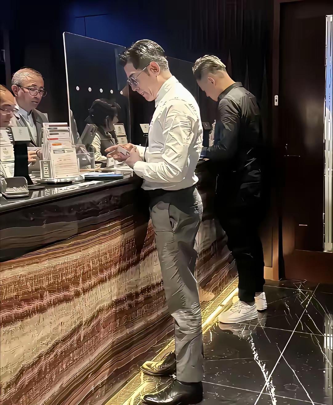 发现没？越是高档的服装面料越爱出褶皱，越便宜的衣服越反而不爱出褶皱。尤其是那些