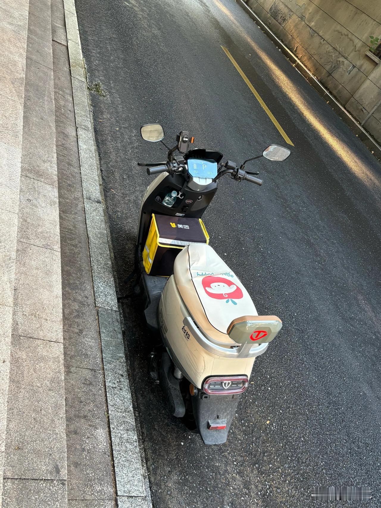 台铃优骏25款72V22a骑行2000公里聊聊我的真实使用体验：先说缺点：0