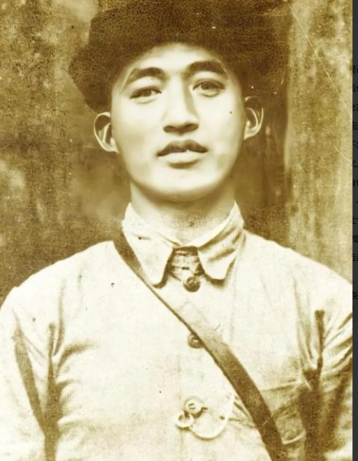 1933年，红25军军长吴焕先率部途经家乡，路上遇到一具女尸，有人翻转身尸体，他