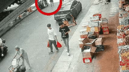 老人跌倒十多分钟路过上百人仍然无人扶，唉，南京彭宇案扶不扶的判词伤害还在持续：