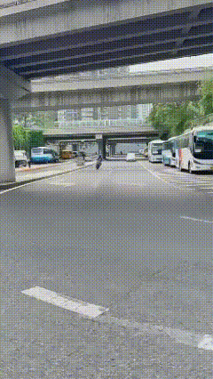 没事吧？我指的是墙没事吧。3月19日，有网友发布视频，地点疑似在北京望和桥。视