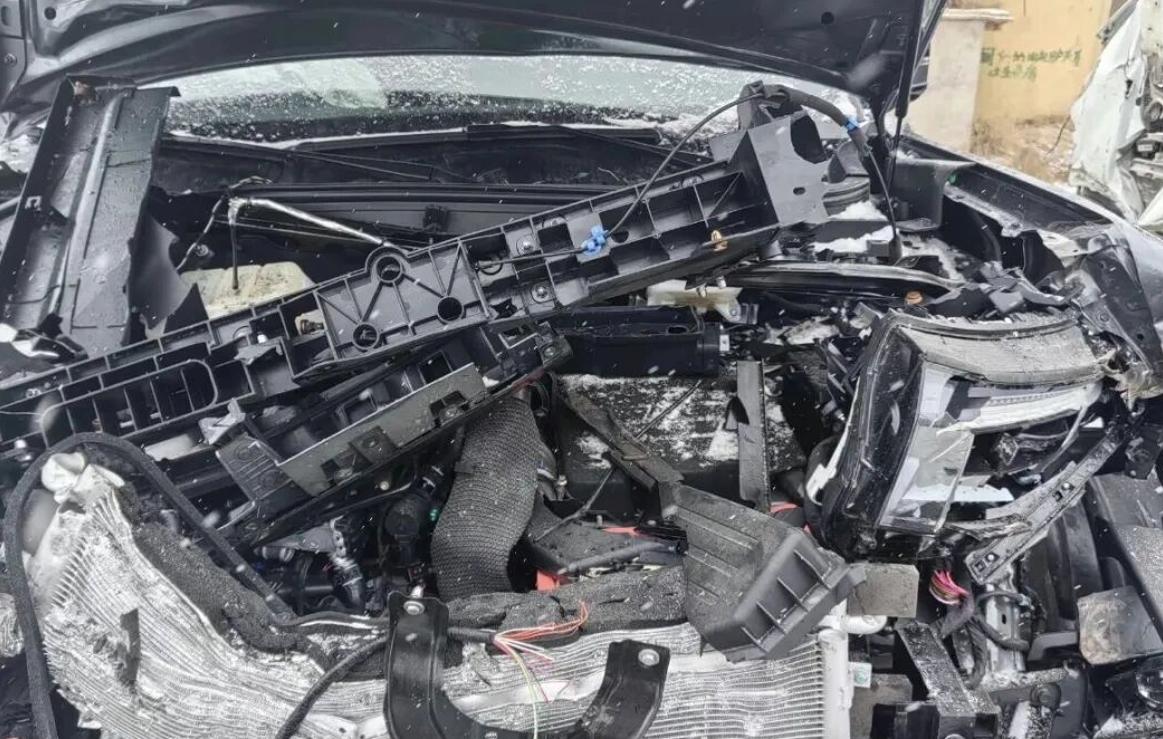 近日，比亚迪方程豹钛7在高速公路上与大挂车发生剧烈碰撞，车身虽严重受损，但A柱与