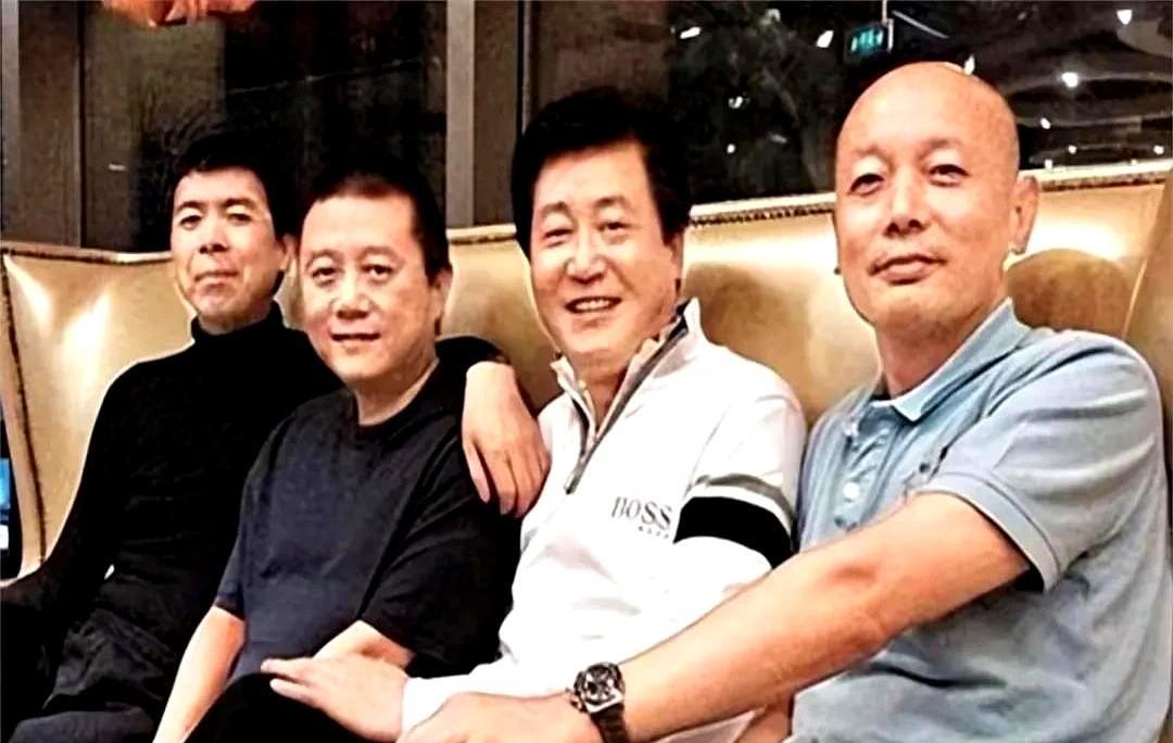 音乐天才窦唯和文学天才王朔，老年都活成了自己希望的样子！窦仙儿那间老破小屋里，