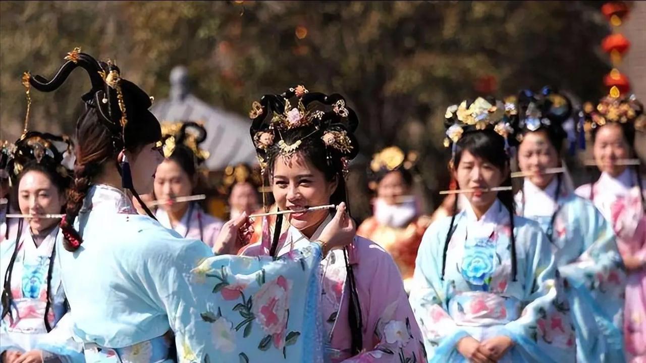 古代皇帝驾崩之后，后宫几千名妃嫔命运如何？不同朝代的处置方式差异极大。皇帝一