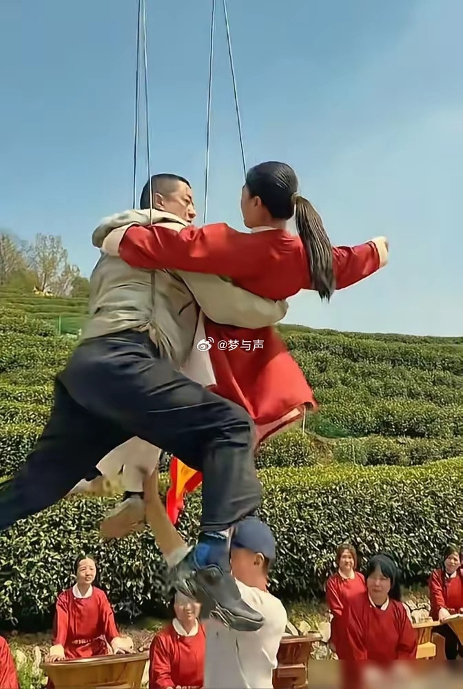 为还清5000万，李亚鹏在龙井村吊上了威亚。镜头前，他是“令狐大侠”。镜头后，