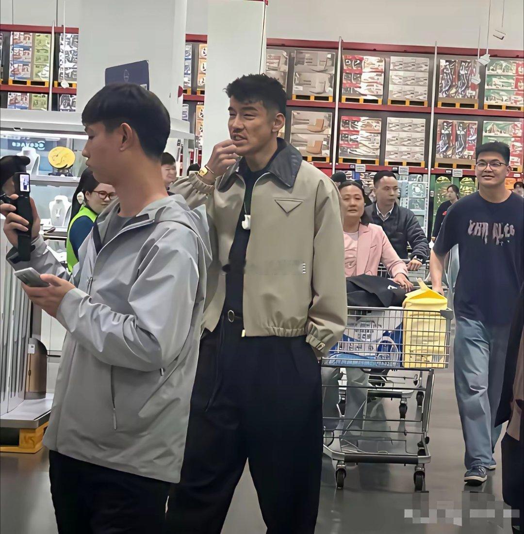 超市偶遇胡兵，本人看着很普通​​​