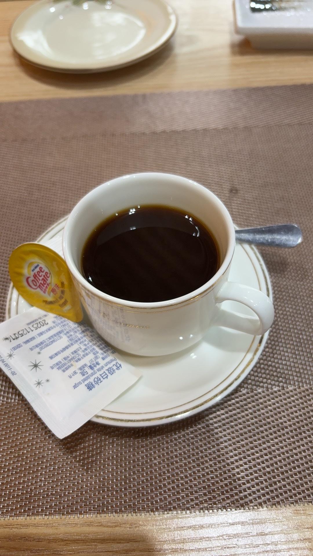 我发现现在喝咖啡的时候，虽然配着有奶和白糖，但是90%的人都不会加这些配料，也是