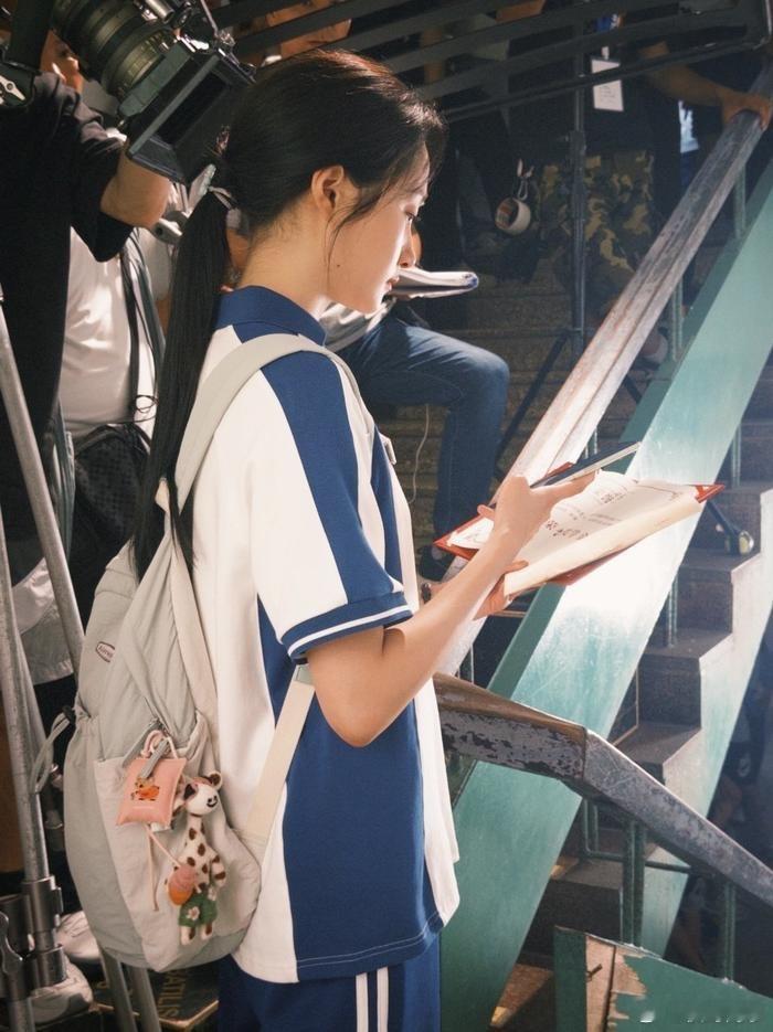 关晓彤晒晴也校服照关晓彤晒晴也校服照青春感十七月第一天就收到晴也的校服照[送花花