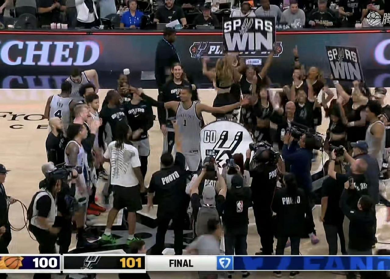 今天文班亚马绝杀，马刺像夺冠一样的庆祝。我想说马刺王朝回来了，巨星文班亚马已