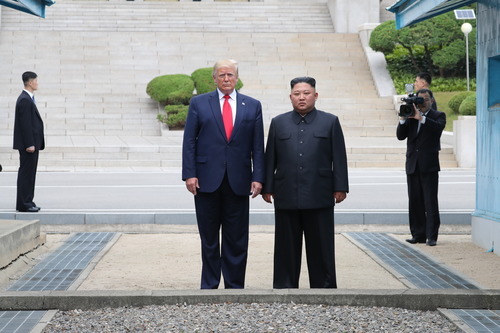 #特朗普晒与金正恩昔日合影##特朗普发布与金正恩合影#【特朗普在社交平台发布与