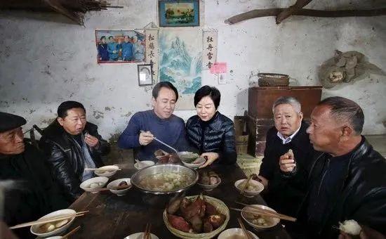 许家印这件事，最扎心的不是钱取不出来，而是法官反问律师的那句话：“他老婆孩子