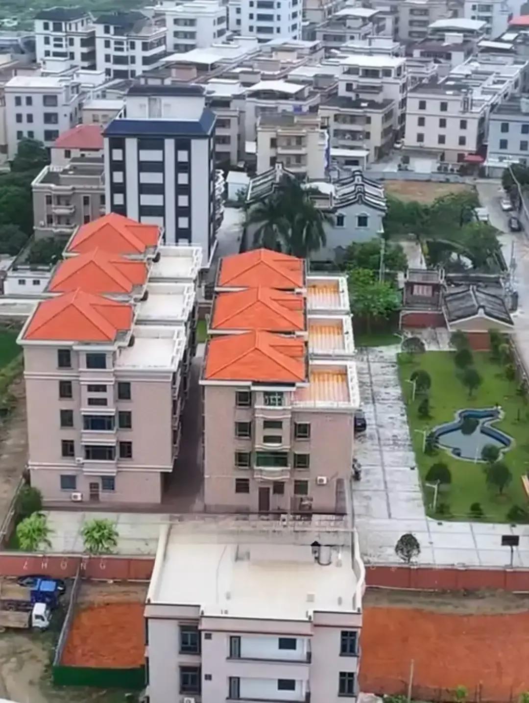 江西六兄弟凑了四百多万，在老家宅基地一口气盖了六栋一模一样的小别墅，门口还空出三