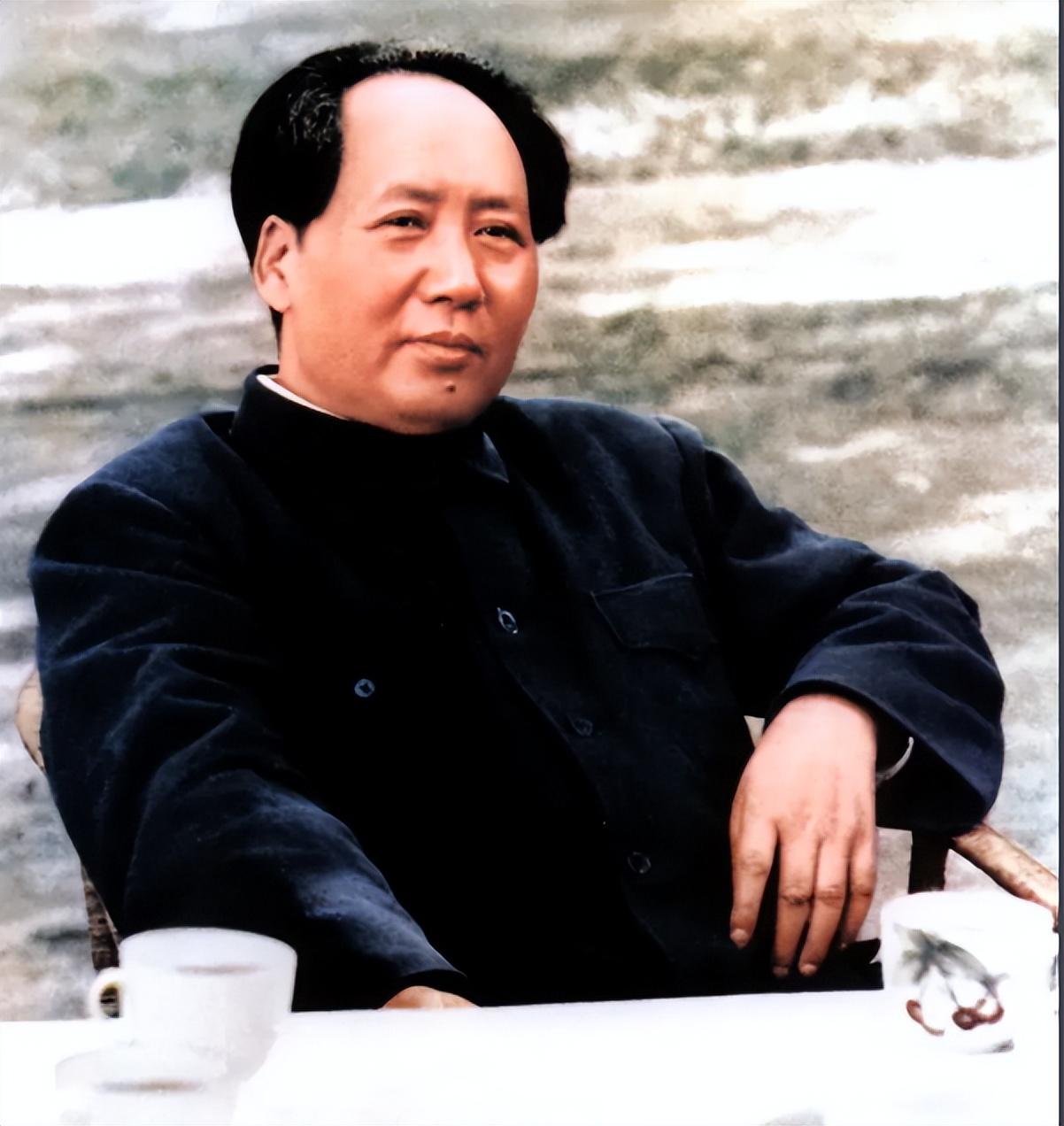 1950年党中央决定收回外国在北平城内驻兵的区域。这个举措自然遭到了他们的联名反
