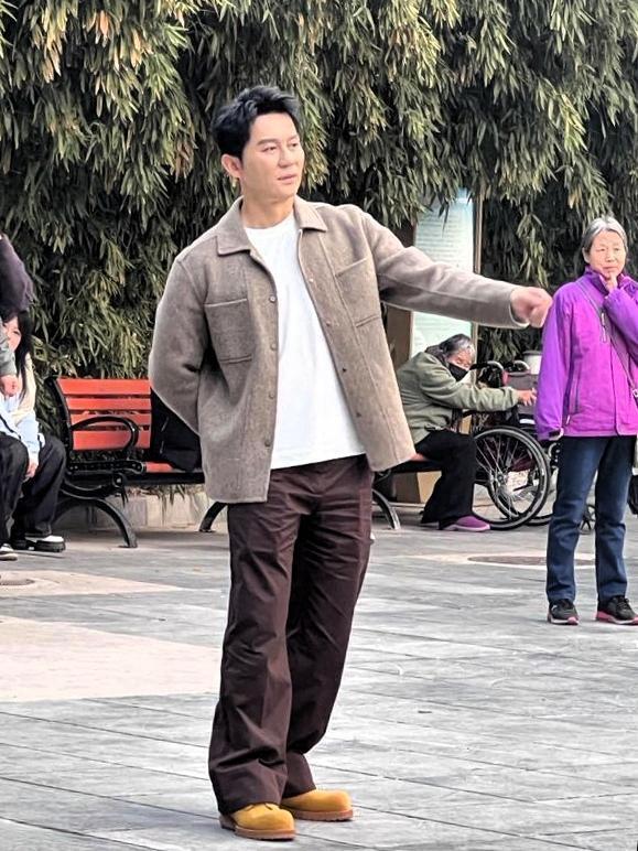 谁能想到！46岁李晨在公园被偶遇，往那一站帅气有型，直接把一群大妈的目光全吸引住