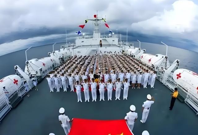 有个美国教授的访谈视频火了，他在镜头前拍着桌子感叹：“中国人从被列强揍得鼻青脸肿