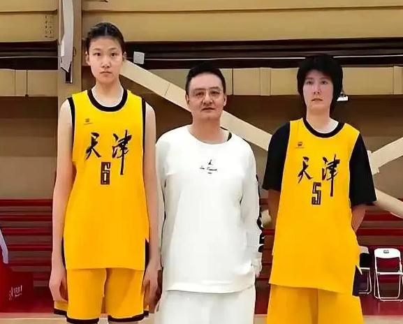 中国女篮未来的巨无霸天津女篮青年队又冒出一个巨无霸，14岁的曹熙琛身高2米2