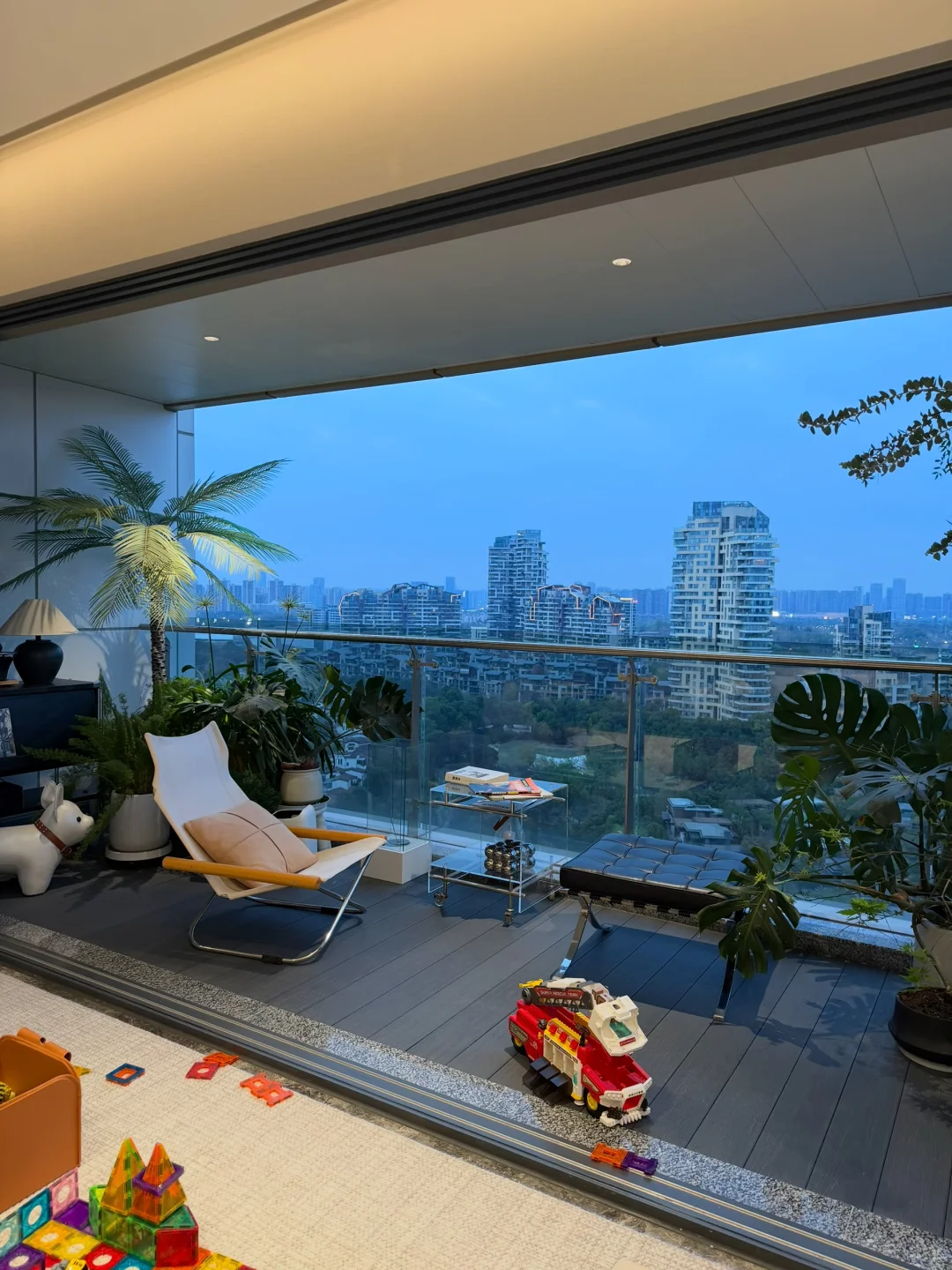 下班回到了 我那又美又乱的家