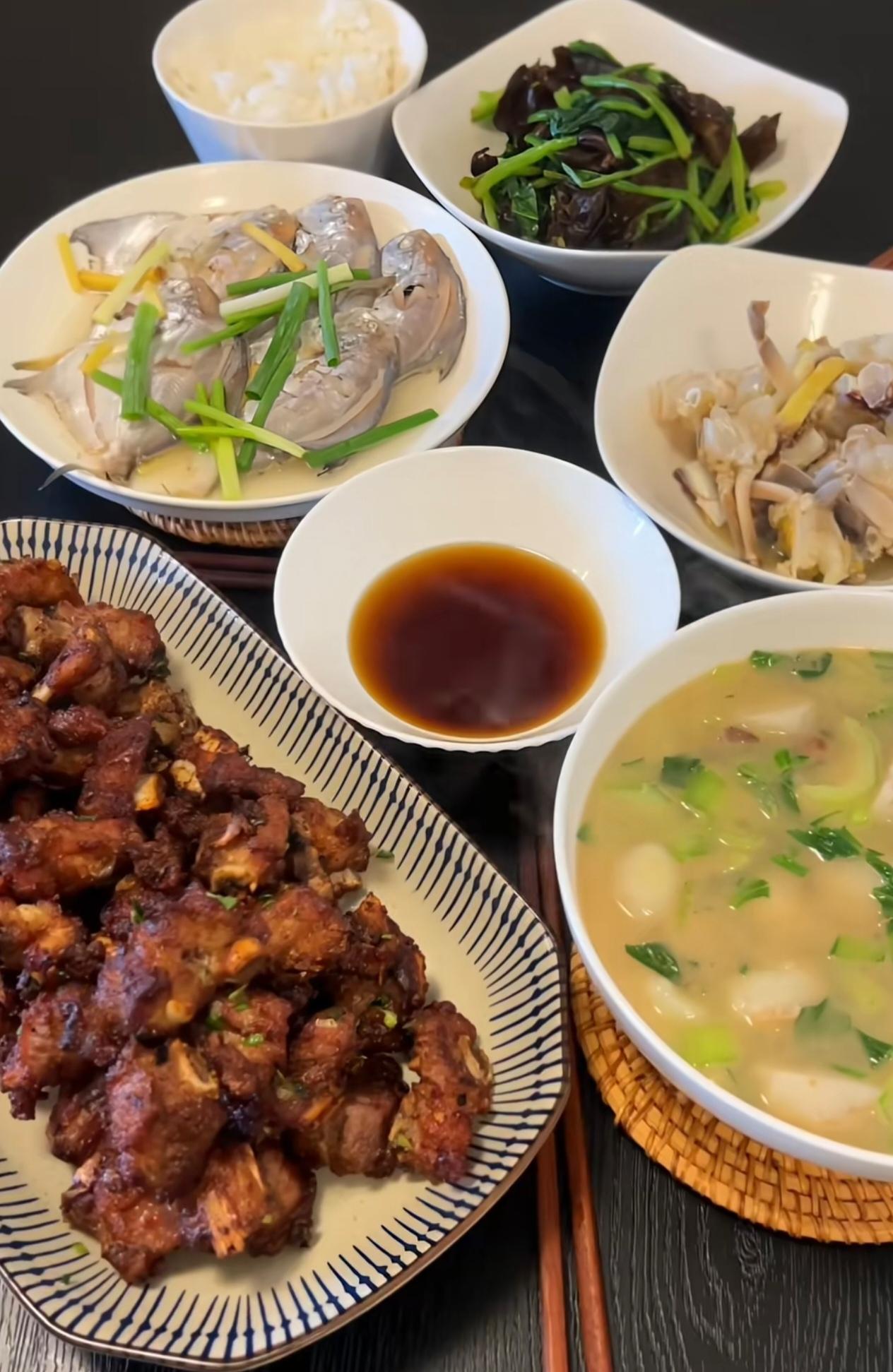 朋友是高知家庭，生活特别有品味。她家的一日三餐看着很舒服，一桌桌家常菜，色香味