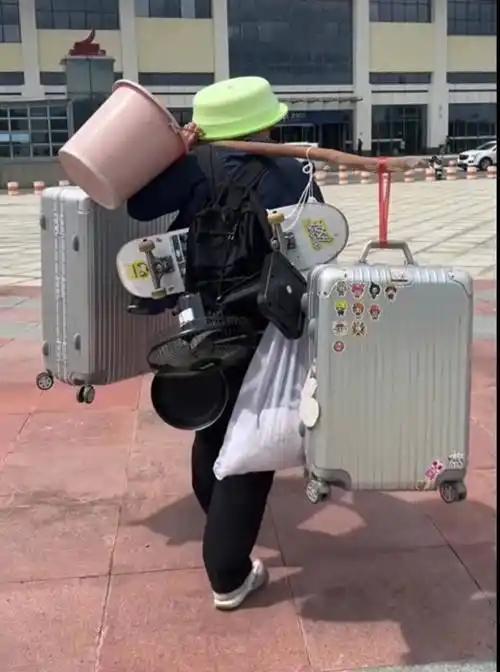 四川一个男孩，今年考上了浙江大学。可他把录取通知书递到后妈面前，后妈连正眼都没怎